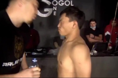 HLV võ thuật chịu cơn mưa chỉ trích vì cách động viên... “mất vệ sinh”