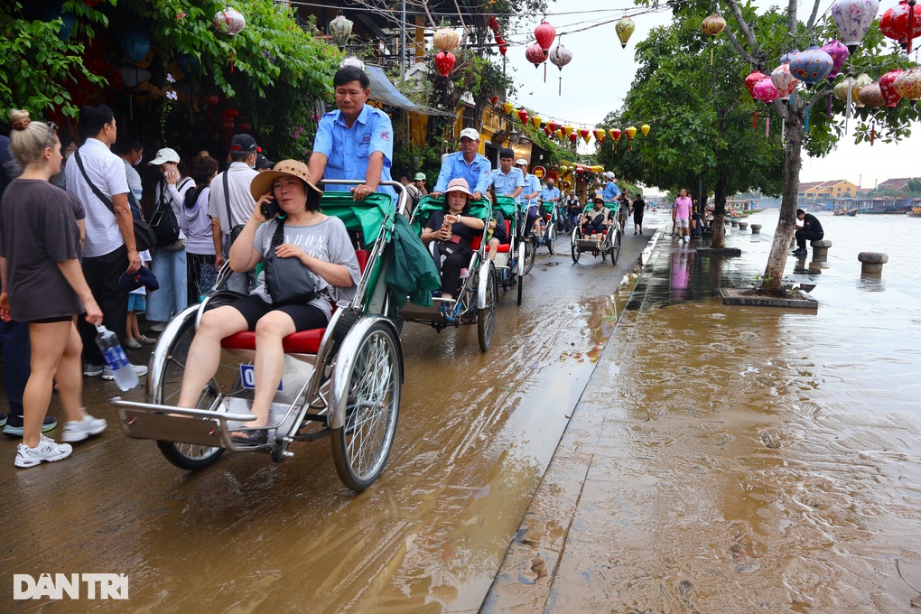 Người dân phố cổ Hội An hối hả dọn bùn đất sau trận lụt trái mùa - 3 Người dân phố cổ Hội An hối hả dọn bùn đất sau trận lụt trái mùa - 3