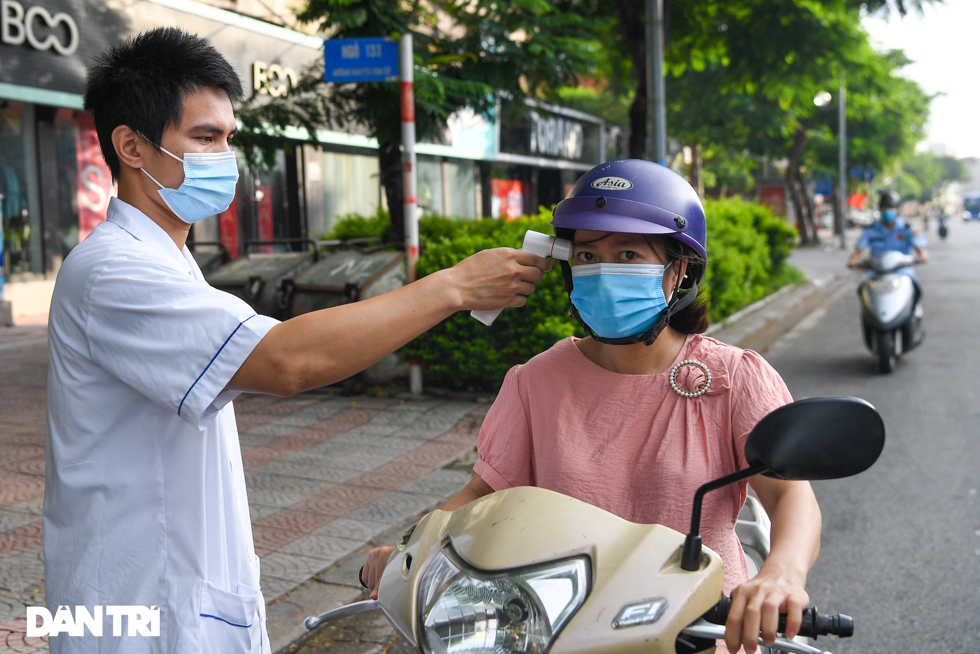 Hà Nội: Ùn tắc phương tiện ở chốt vùng đỏ, mở lại hàng quán tại vùng xanh - 10 Hà Nội: Ùn tắc phương tiện ở chốt vùng đỏ, mở lại hàng quán tại vùng xanh - 10