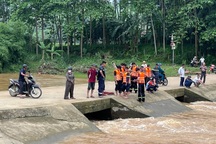 Thanh niên bị cuốn trôi cùng xe máy khi đi qua ngầm tràn ở Phú Thọ