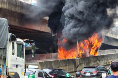 Xe buýt bốc cháy dữ dội tại lối lên đường Vành đai 3 trên cao
