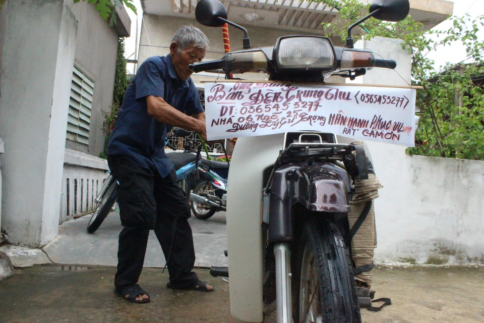 Người thợ làm đèn lồng hiếm hoi trên đất Thành Sen - 1 Người thợ làm đèn lồng hiếm hoi trên đất Thành Sen - 1