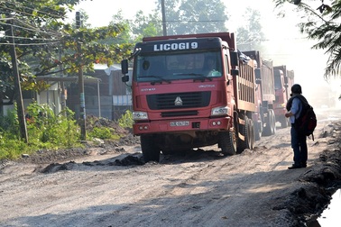 Lập chốt xử phạt xe tải chở đá vi phạm tải trọng