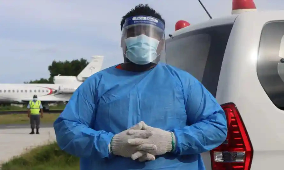 Quốc gia vắng bóng Covid-19, người dân đá bóng ở sân bay - 2