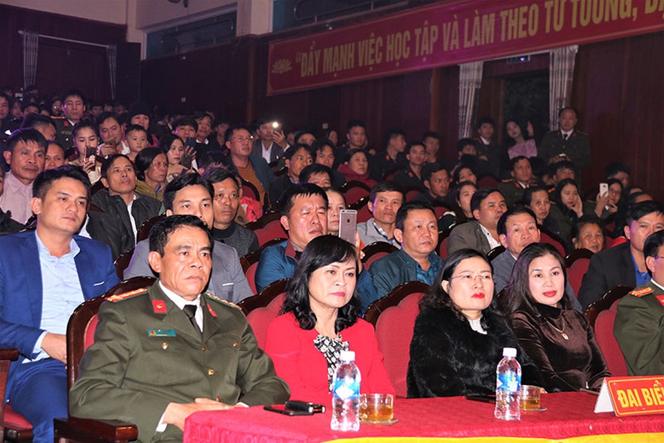 Ấm tình Xuân đêm giao lưu ủng hộ dân nghèo Hà Tĩnh đón Tết - 6 Ấm tình Xuân đêm giao lưu ủng hộ dân nghèo Hà Tĩnh đón Tết - 6