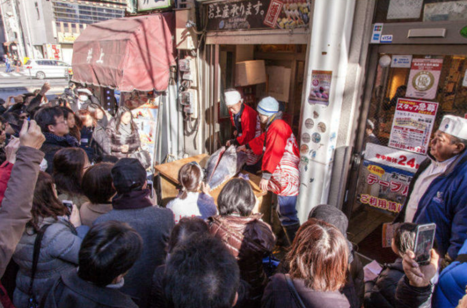 Có gì trong show diễn cắt cá ngừ khiến người Tokyo phát cuồng - 1 Có gì trong show diễn cắt cá ngừ khiến người Tokyo phát cuồng - 1