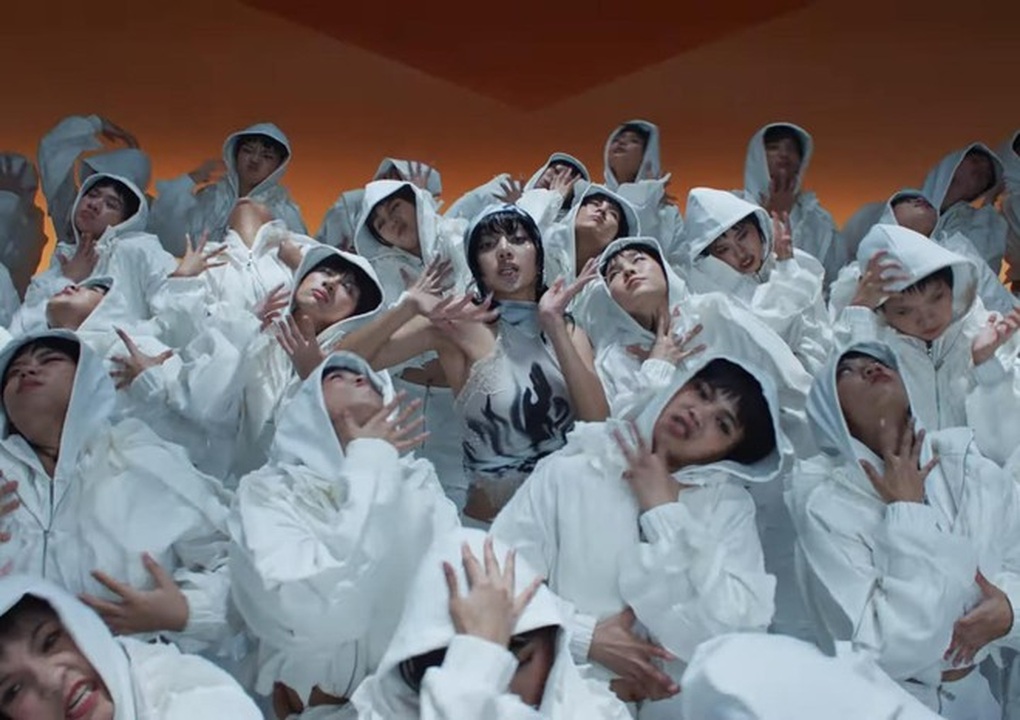 Lisa cá tính với tóc tém, da nâu, lắc hông điệu nghệ trong MV Rockstar - 2 Lisa cá tính với tóc tém, da nâu, lắc hông điệu nghệ trong MV Rockstar - 2