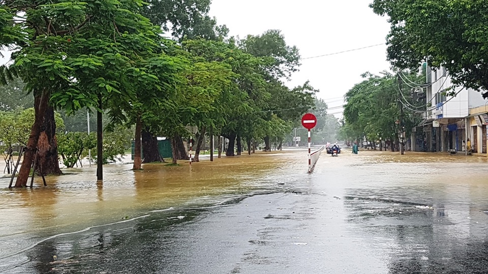 Nước lũ bắt đầu bủa vây những điểm cao nhất TP Huế - 3 Nước lũ bắt đầu bủa vây những điểm cao nhất TP Huế - 3