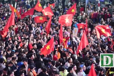 Khu vực Hồ Gươm "nghẹt thở" sau kỳ tích của U23 Việt Nam