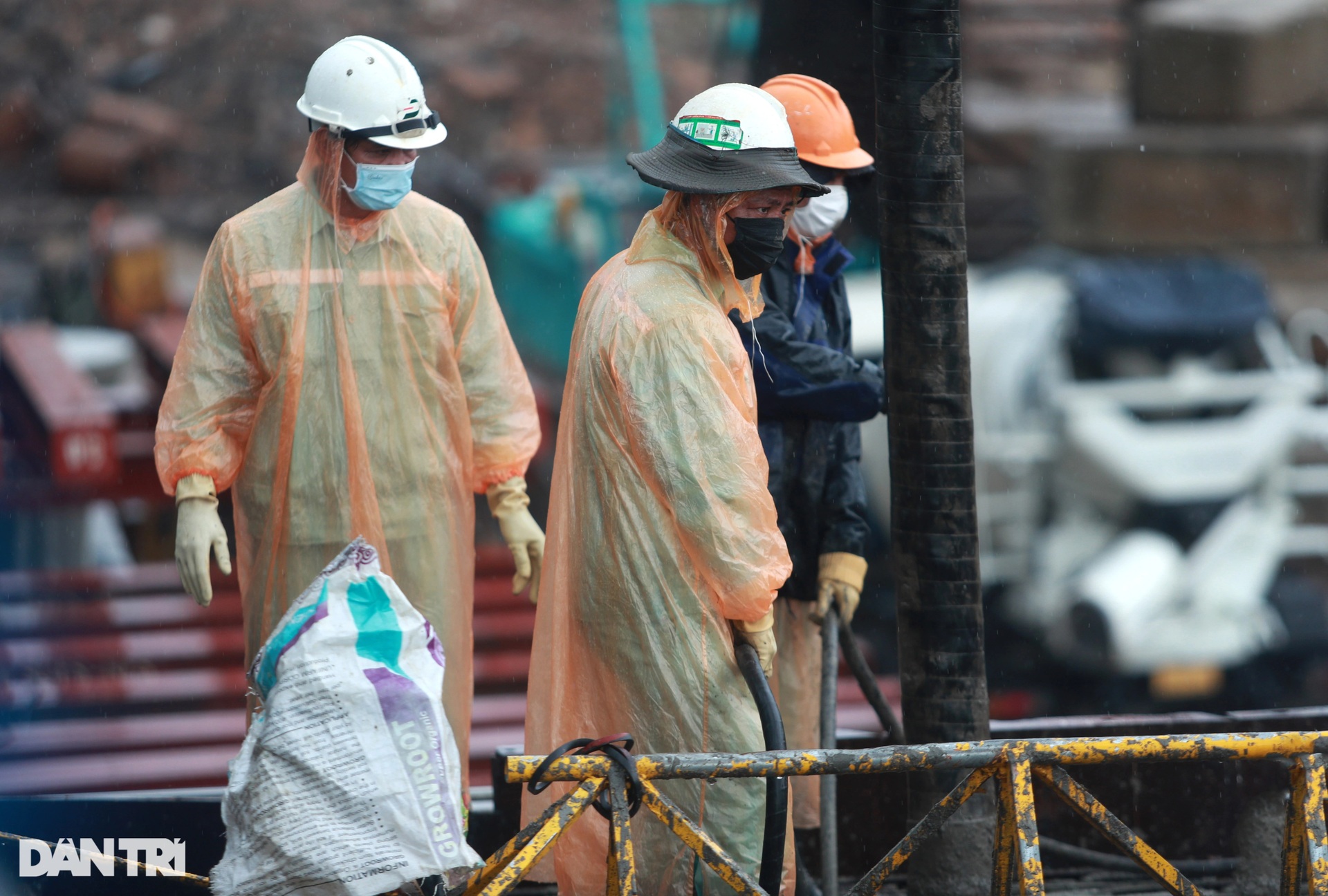 Lãnh đạo TPHCM đội mưa khảo sát cầu Thủ Thiêm 2 sau khi hợp long - 11 Lãnh đạo TPHCM đội mưa khảo sát cầu Thủ Thiêm 2 sau khi hợp long - 11