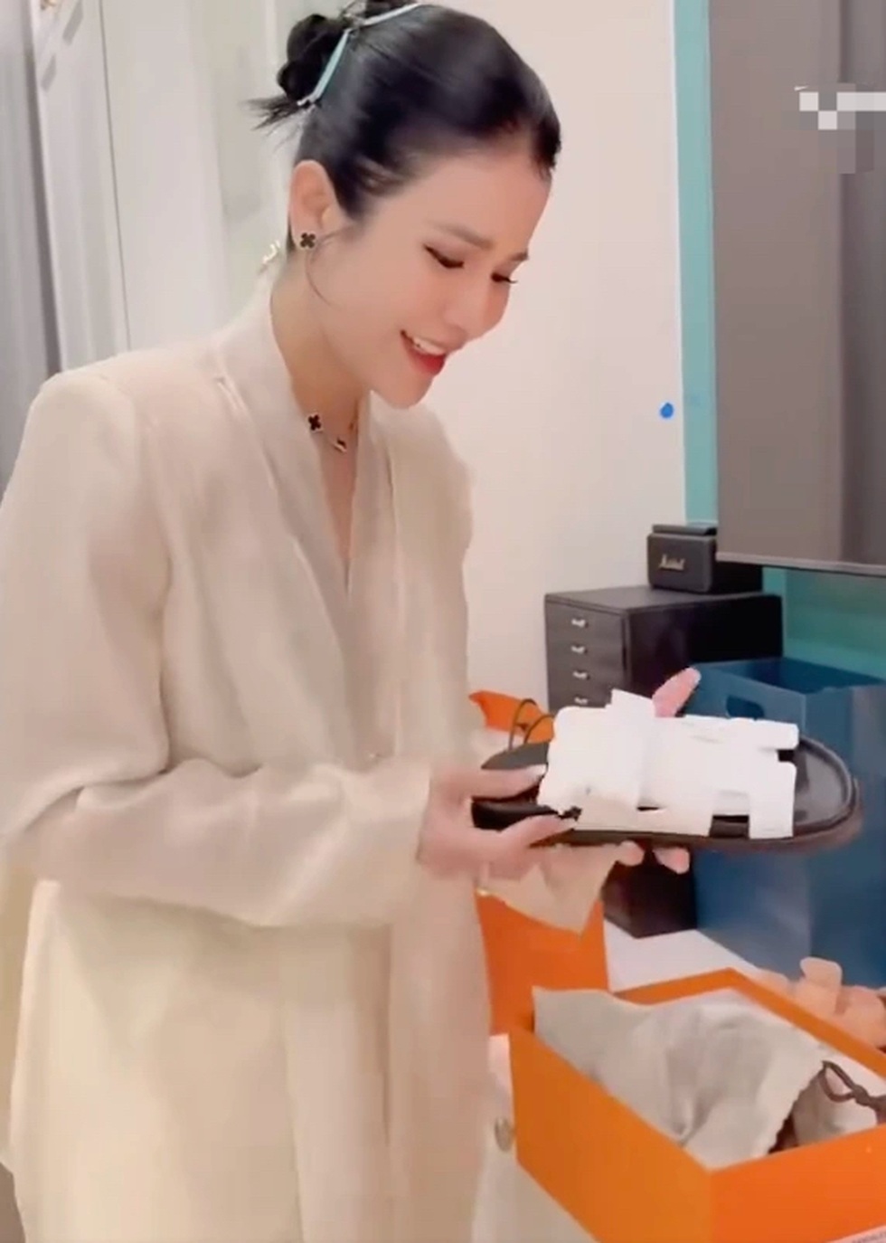 Dép lê 27 triệu đồng được sao Việt đua nhau mua: Bị chê xấu vẫn cháy hàng - 4 Dép lê 27 triệu đồng được sao Việt đua nhau mua: Bị chê xấu vẫn cháy hàng - 4