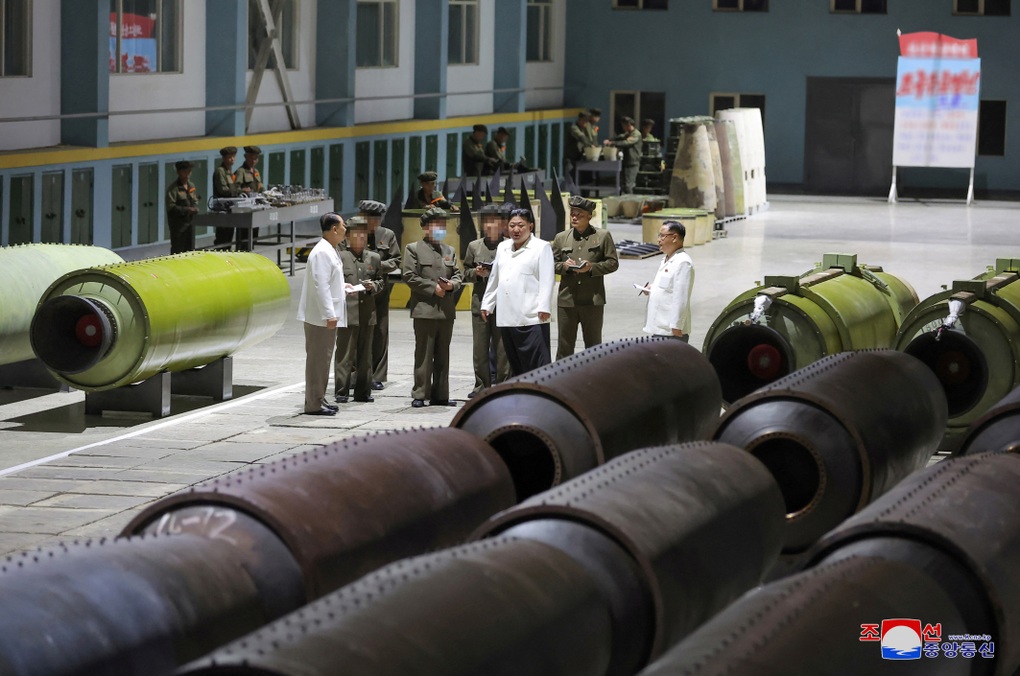 Ông Kim Jong-un lái xe bọc thép, lệnh tăng cường sản xuất tên lửa - 2 Ông Kim Jong-un lái xe bọc thép, lệnh tăng cường sản xuất tên lửa - 2