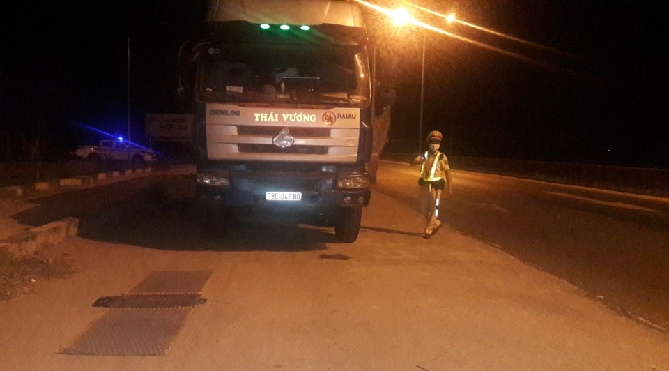 Tai xe xe tai co thu trong xe khi bi kiem tra tai trong 