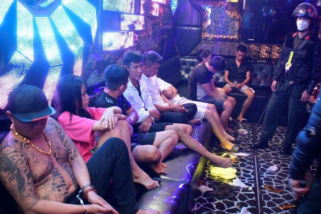 Hơn 40 dân chơi dương tính với ma túy trong quán karaoke Victory IDOL2 - 1 Hơn 40 dân chơi dương tính với ma túy trong quán karaoke Victory IDOL2 - 1