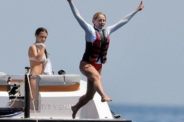 Con gái Steve Jobs mặc bikini khoe dáng "nóng bỏng" trong kỳ nghỉ hè