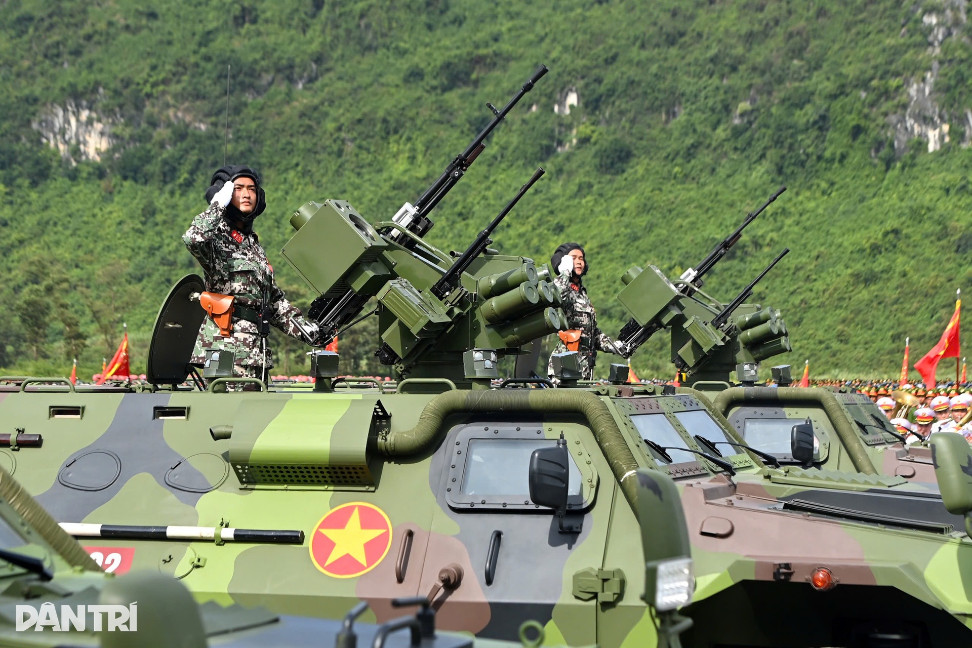 Tên lửa, UAV, xe bọc thép made in Việt Nam hợp luyện diễu binh - 7 Tên lửa, UAV, xe bọc thép made in Việt Nam hợp luyện diễu binh - 7