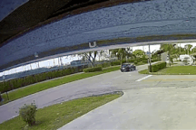 Máy bay Mỹ lao thẳng vào ô tô, bốc cháy như "cầu lửa"