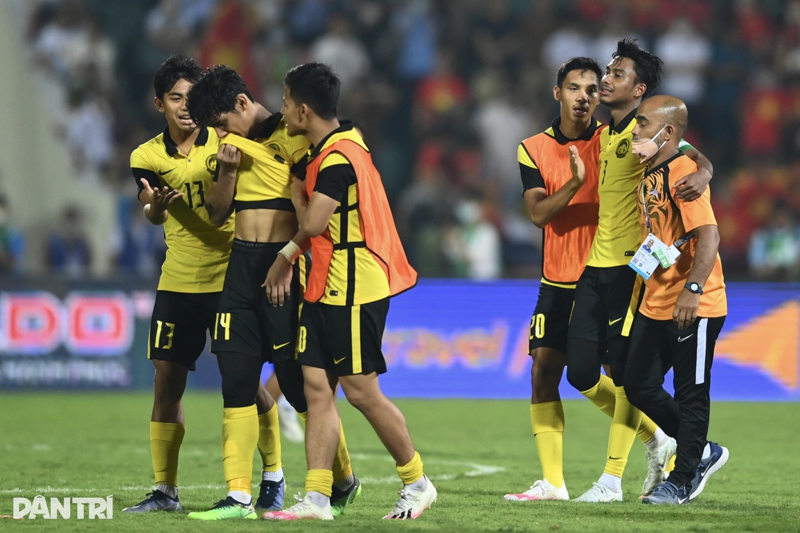 Cầu thủ Malaysia khóc như mưa sau thất bại cay đắng trước U23 Việt Nam - 7 Cầu thủ Malaysia khóc như mưa sau thất bại cay đắng trước U23 Việt Nam - 7