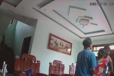 Đối tượng cầm súng lao vào nhà dân bắn khắp nơi