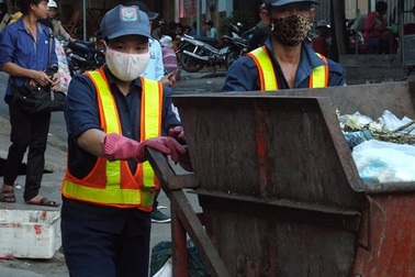 Công nhân hốt rác tố giám đốc nhận lương “khủng”