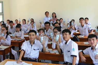 ĐH Kiên Giang tặng hơn 1.000 chai thủy tinh đựng nước cho học sinh Phú Quốc