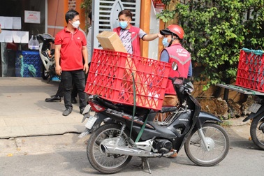 Shipper mỏi tay giao hàng trước thềm Tết Nguyên đán Giáp Thìn