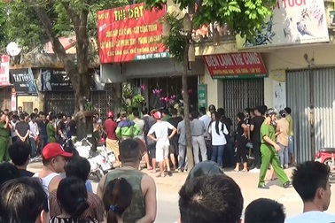 Hà Nội: Nam thanh niên dùng súng uy hiếp một phụ nữ làm con tin