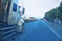 Pha cướp làn khó hiểu của xe container, suýt gây hoạ