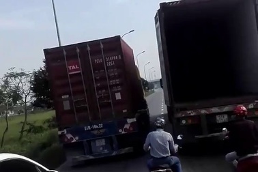 Hai xe container chạy song song tốc độ chậm gây cản trở giao thông khiến nhiều người bức xúc