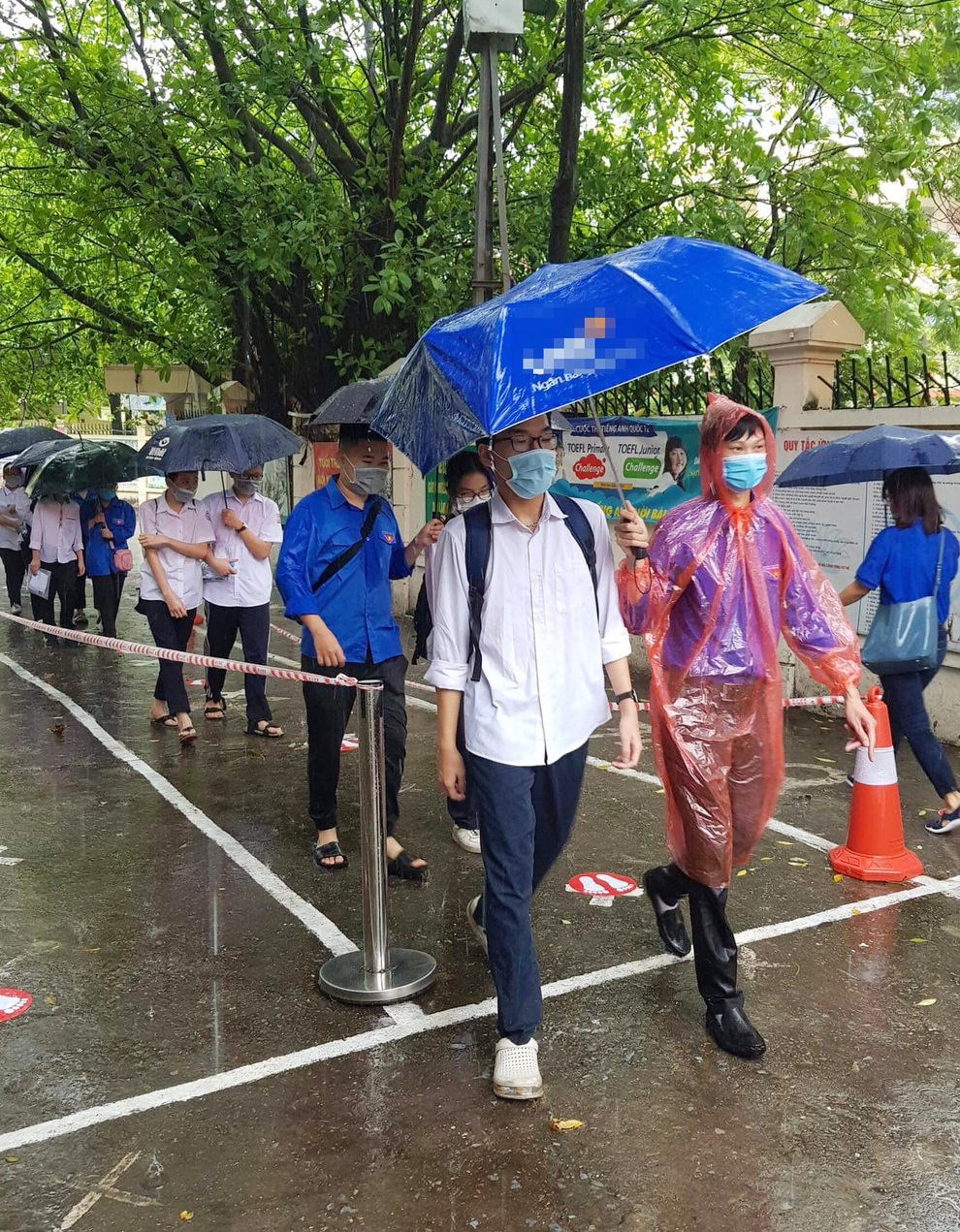 Tình nguyện viên nhiệt tình cõng thí sinh bị thương, che mưa cho thí sinh - 11 Tình nguyện viên nhiệt tình cõng thí sinh bị thương, che mưa cho thí sinh - 11