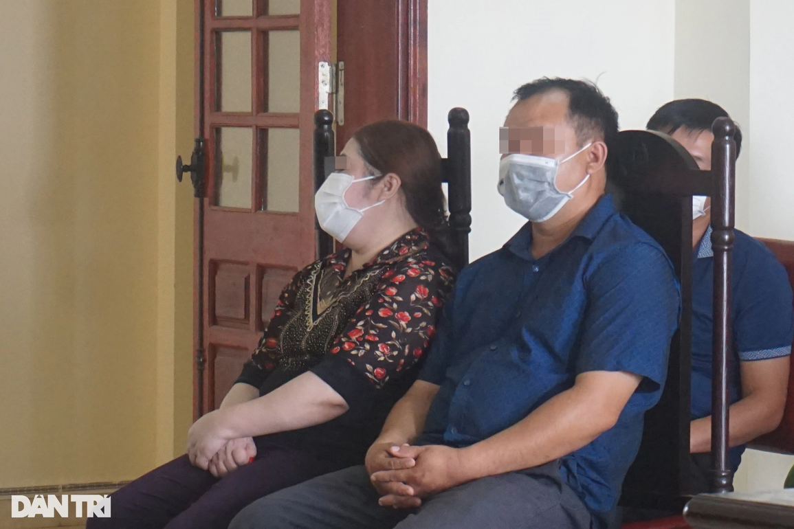 Nữ bị cáo bật khóc nhận bản án 19 năm tù vì chiếm đoạt hơn 5 tỷ đồng - 2 Nữ bị cáo bật khóc nhận bản án 19 năm tù vì chiếm đoạt hơn 5 tỷ đồng - 2