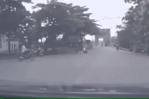 Tình huống va chạm "trời định" giữa ô tô và xe máy sang đường ẩu