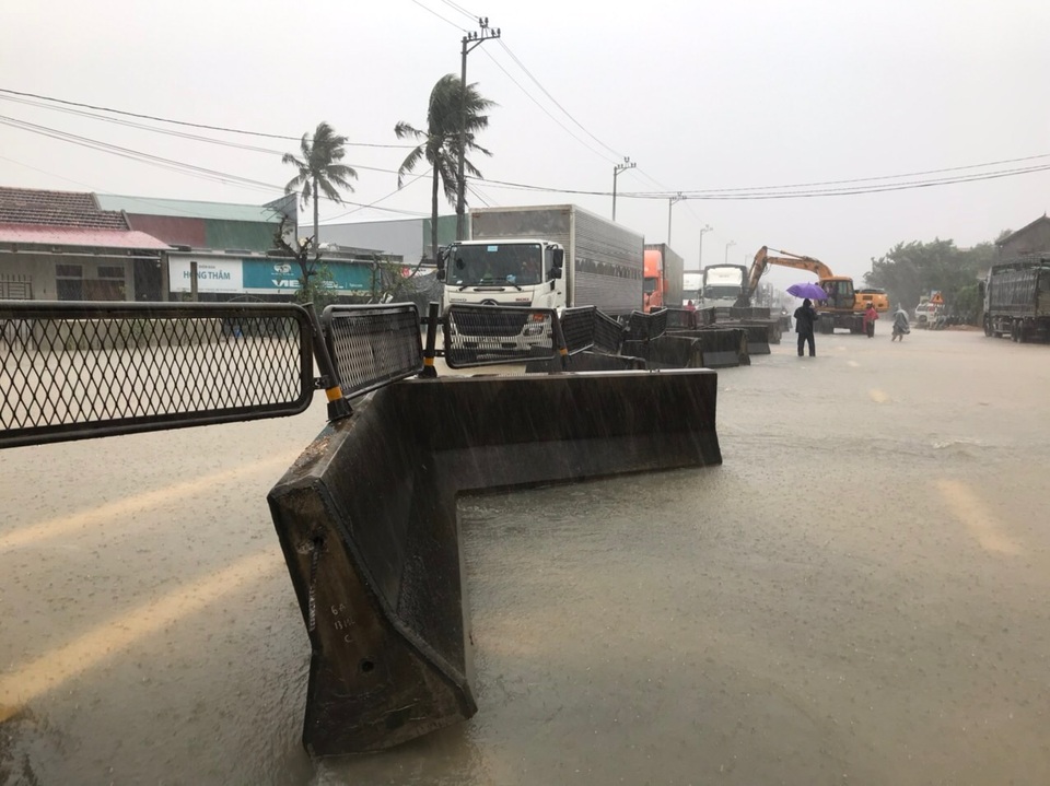 Đường bộ, đường sắt đều biến thành... đường sông - 1 Đường bộ, đường sắt đều biến thành... đường sông - 1