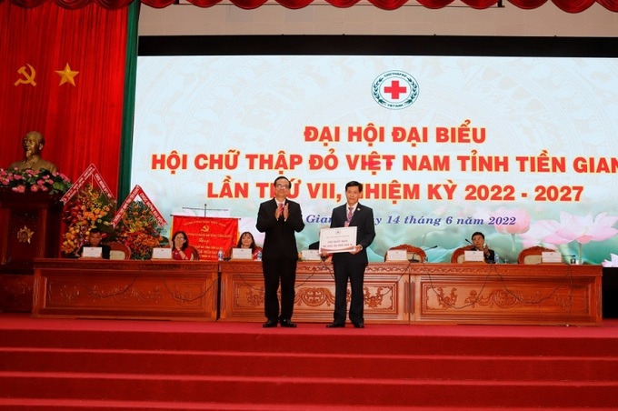 Trung ương Hội CTĐ tặng suất quà 50 triệu đồng cho Hội CTĐ tỉnh Tiền Giang.