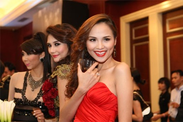 Hoa hậu Diễm Hương diện váy màu cam dự tiệc Pháp