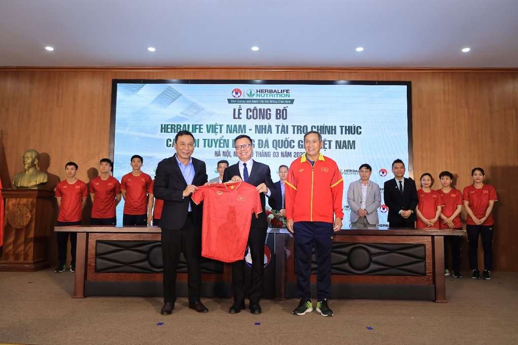 Herbalife là nhà tài trợ cho các Đội tuyển bóng đá quốc gia Việt Nam - 2 Herbalife là nhà tài trợ cho các Đội tuyển bóng đá quốc gia Việt Nam - 2