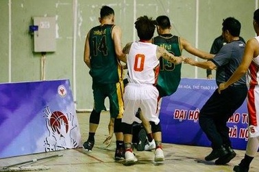 Cầu thủ bóng rổ Cần Thơ đánh trọng tài