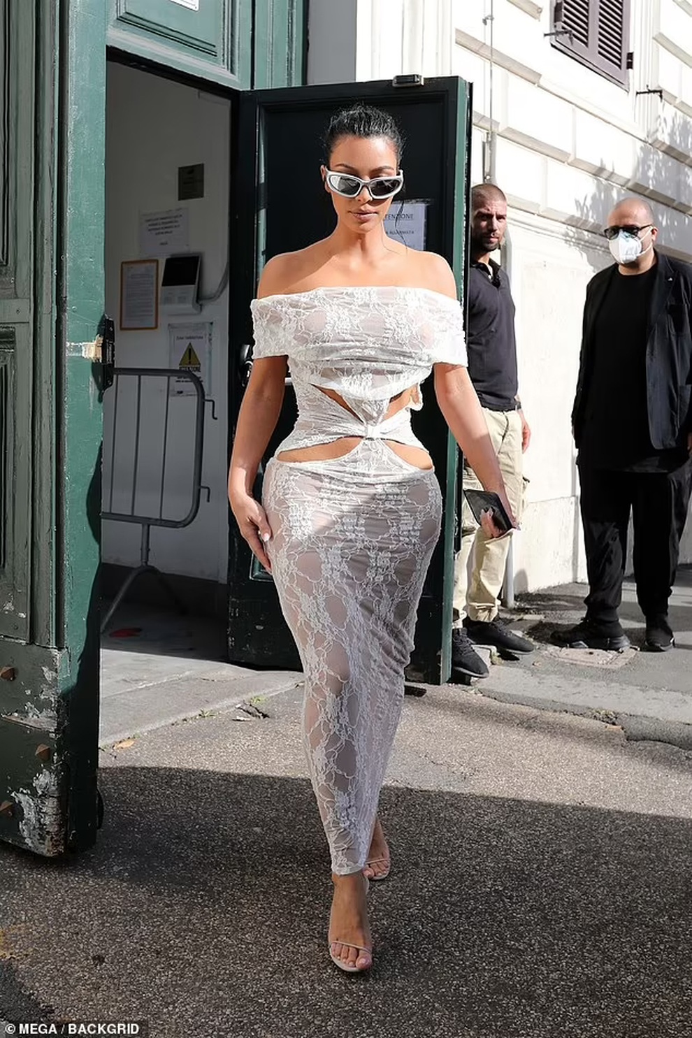 Kim Kardashian mặc váy hở bạo khi xuất hiện trên đường phố Italy - 5 Kim Kardashian mặc váy hở bạo khi xuất hiện trên đường phố Italy - 5