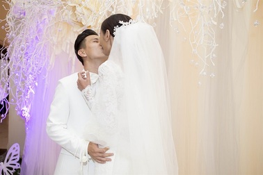 Vợ chồng Lê Thúy hôn nhau thắm thiết trong tiệc cưới sang trọng