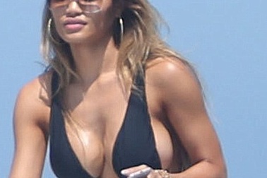 Bồ cũ của 50 Cent khoe ba vòng nảy lửa