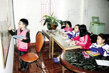 Xôn xao cậu bé 9 tuổi mở lớp dạy Tiếng Anh