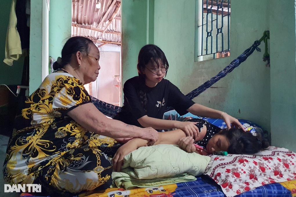 Mẹ nằm thoi thóp, lo tương lai của cô con gái học giỏi - 1 Mẹ nằm thoi thóp, lo tương lai của cô con gái học giỏi - 1