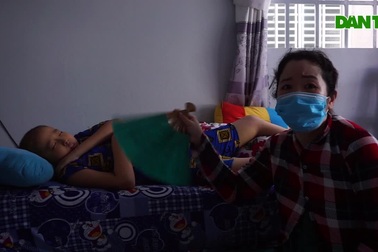 Mẹ nghèo đau đớn nhìn hai con gào khóc vì căn bệnh ung thư quái ác