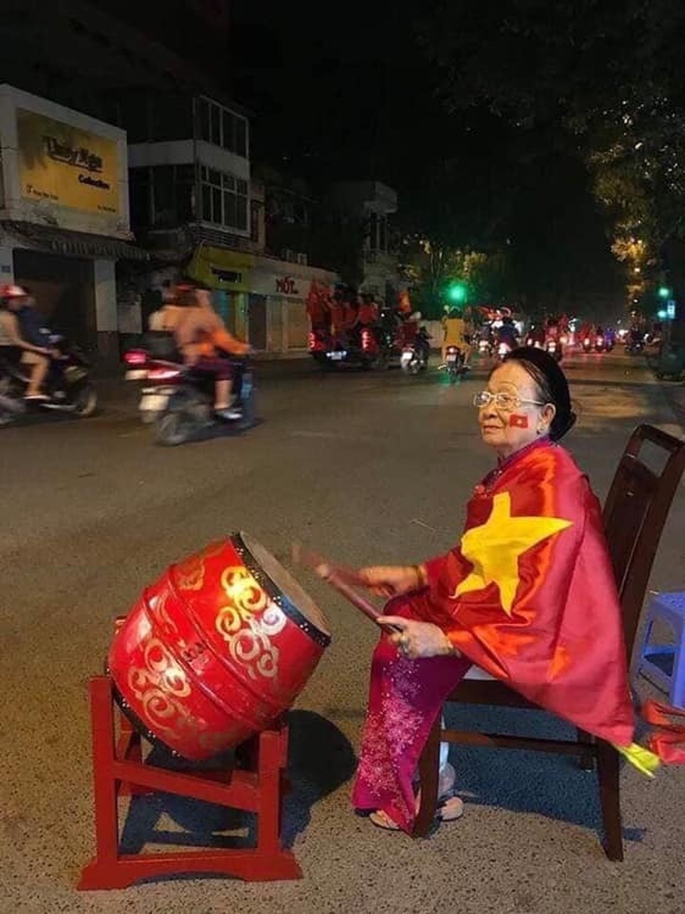 Những hình ảnh ăn mừng bá đạo sau chiến tích của U22 Việt Nam - 7 Những hình ảnh ăn mừng bá đạo sau chiến tích của U22 Việt Nam - 7