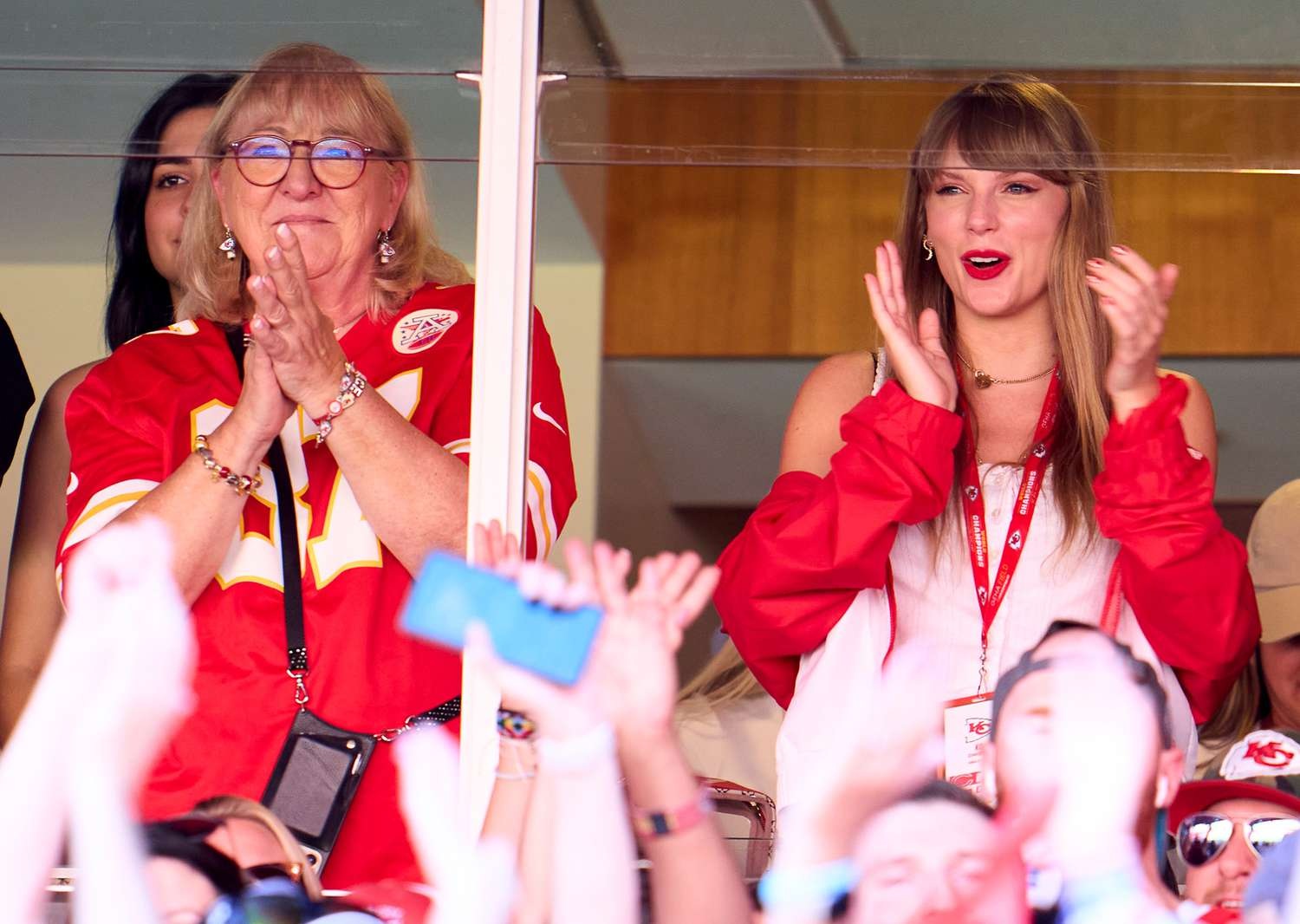 Cú trượt tay của mẹ chồng tương lai Taylor Swift khiến mạng xã hội dậy sóng - 1