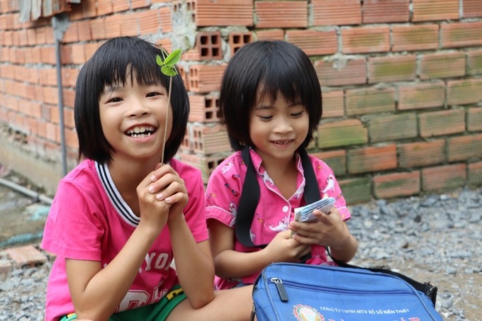 TP.HCM: Cha lấy vợ khác, mẹ bỏ đi, 4 đứa trẻ thất học đội nắng bán vé số kiếm tiền chữa bệnh cho người ông bại liệt - Ảnh 3. TP.HCM: Cha lấy vợ khác, mẹ bỏ đi, 4 đứa trẻ thất học đội nắng bán vé số kiếm tiền chữa bệnh cho người ông bại liệt - Ảnh 3.