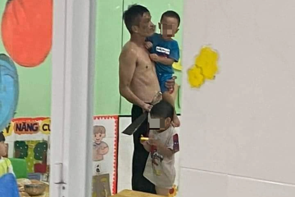 Khởi tố kẻ ngáo đá cầm dao xông vào trường mầm non uy hiếp trẻ - 1 Khởi tố kẻ ngáo đá cầm dao xông vào trường mầm non uy hiếp trẻ - 1