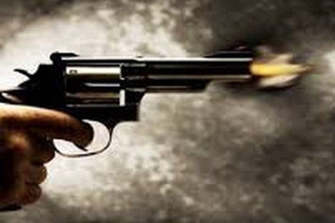Mâu thuẫn trong quán nhậu, bỏ về lấy súng bắn chết người