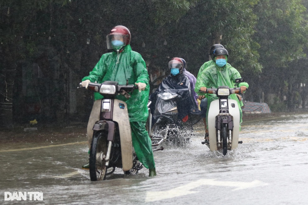 Mưa lớn nước ngập cả mét, phương tiện giao thông bơi trên đường - 8 Mưa lớn nước ngập cả mét, phương tiện giao thông bơi trên đường - 8