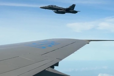 Tiêm kích "ong bắp cày" Malaysia đón phi cơ Không lực Một của Tổng thống Mỹ